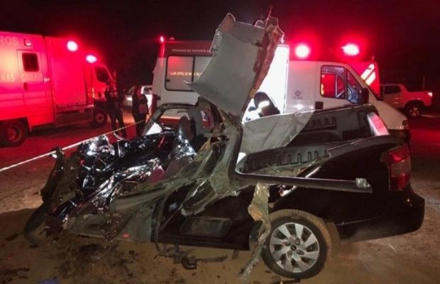 Batida entre carro e caminhão deixa mortos e feridos na MG-176 entre Luz e Dores do Indaiá