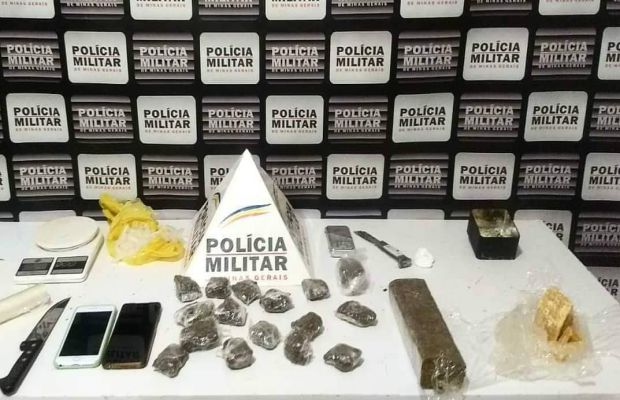 PM desmantela ponto de tráfico e apreende vasta quantidade de drogas.