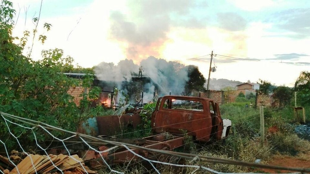Incêndio é registrado em lote no Bairro Industrial, em Dores do Indaiá