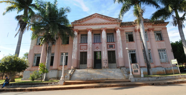 Prédio que já foi cadeia e abriga a Prefeitura de Dores do Indaiá sofre com ação do tempo
