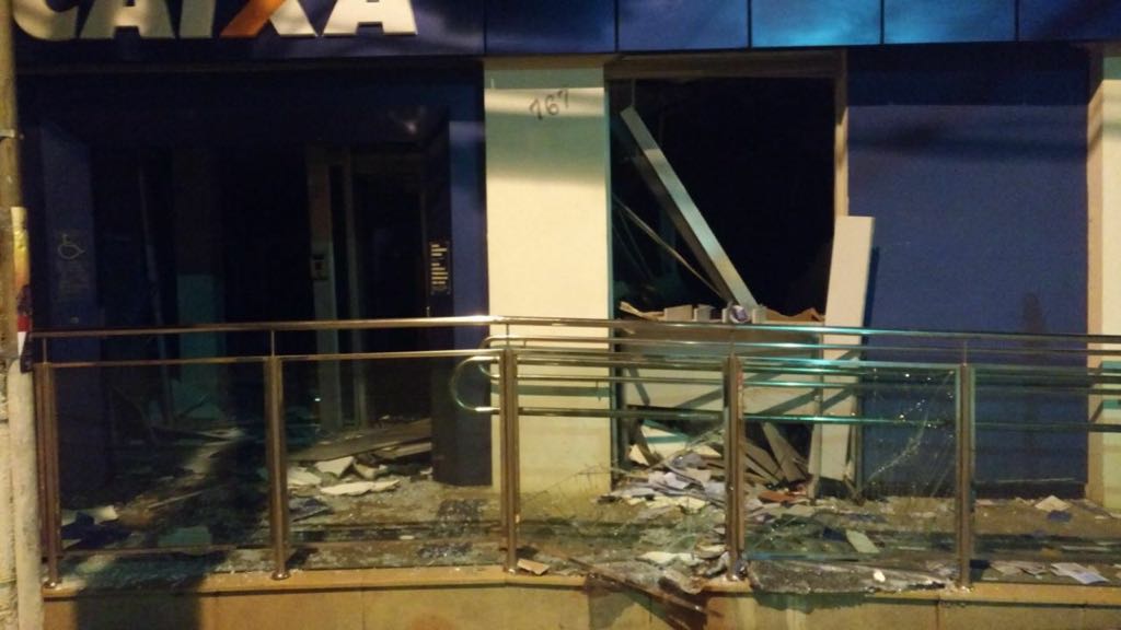 Grupo armado explode caixas eletrônicos e atira contra militares em Dores do Indaiá