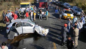 Batida entre dois carros deixa pelo menos quatro mortos na BR-262